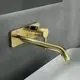 Goldene Wand-Waschtischarmatur mit eckiger Rosette, ideal für moderne Badezimmer, hergestellt von Ideal Standard. Wasserhahn mit ausladendem Auslauf.